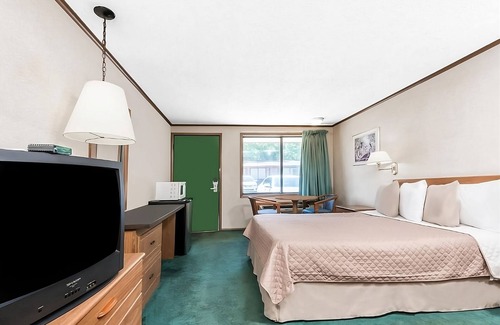 Summitt Hotel | Comfy Unit, Table Tennis, Pool, Free Parking, Free WiFi, Pets Allowed
