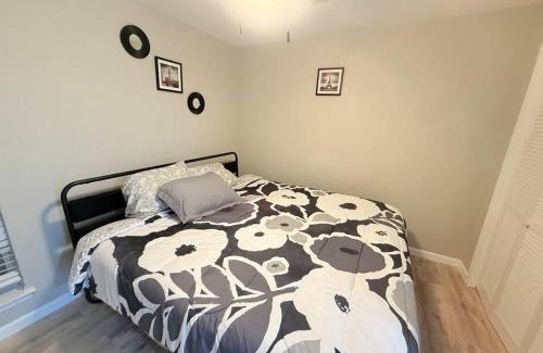 West Arlington Apartment | Comfy Unit with Board Games Near the Stadium