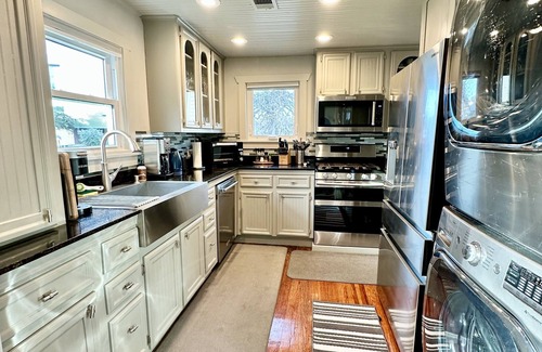 Washington Ave./ Memorial Park House | COMFY URBAN RETREAT, PET FRIENDLY, PRIVATE DRIVEWAY PARKING
