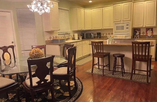 Montclair House | Comfy Vacation Retreat!