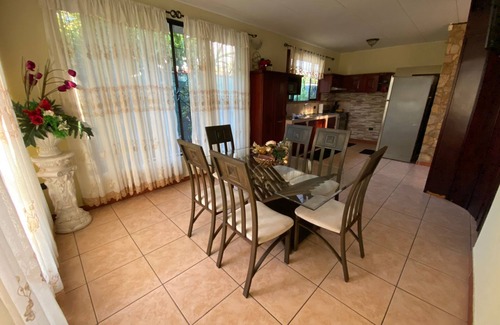 Quepos Villa | Comfy Villa for 7 with Private Pool, Just 10 Minutes from Manuel Antonio!