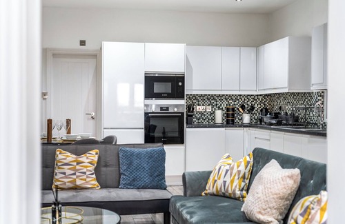 College Park and Old Oak House | Comfy Zone 2 3 Bedroom House | Up to 9 Guests| Contractor Friendly | Free Wifi |
