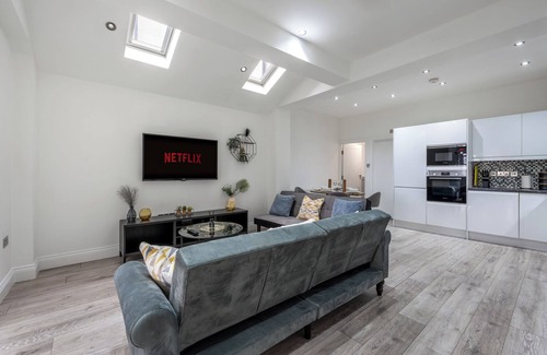 College Park and Old Oak House | Comfy Zone 2 3 Bedroom House | Up to 9 Guests| Contractor Friendly | Free Wifi |