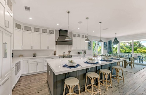 Ilexhurst House | Coming in Hot! Rooftop Views + Pool & Spa!