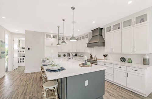 Ilexhurst House | Coming in Hot! Rooftop Views + Pool & Spa!