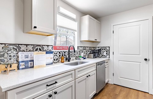 Gulfview Heights House | Commanders Cottage by AvantStay | Free Bikes! Pet Friendly | Newly Renovated!