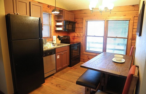 Gordonsville Cabin | Commodious Shenandoah Crossing, 2 Bedroom Resort Cabin