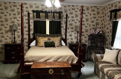 Bainbridge Bed & Breakfast | Commodore Bed & Breakfast / Green Room