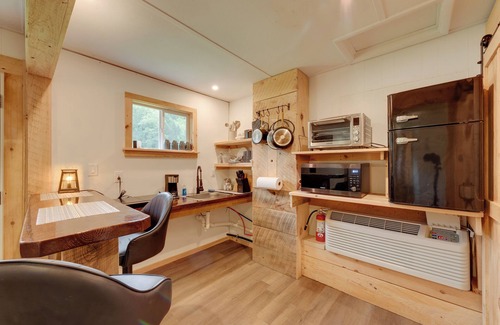 Hillsgrove Cottage | Community Rec Center: Outdoor Haven in Hillsgrove!