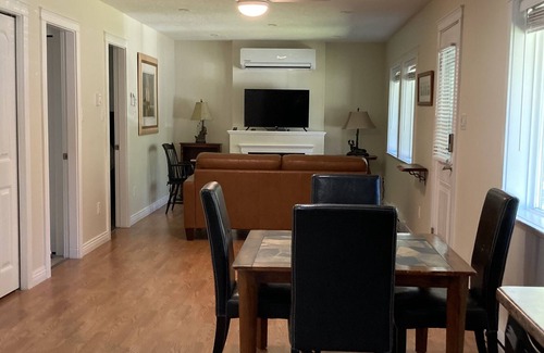 Comox House | Comox Carriage House: 300m to Beach, 40km to ski, 2 Queen Beds, fireplace