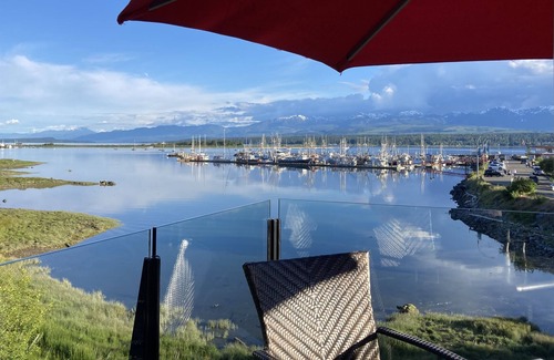 Comox House | Comox Carriage House: 300m to Beach, 40km to ski, 2 Queen Beds, fireplace