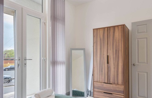 Brierley Hill Apartment | Compact 1 Bedroom Apartment in Dudley