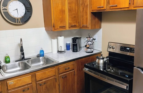 Akron House | Compact, Cozy and Complete 2-bedroom bungalow with WiFi, AC in Akron