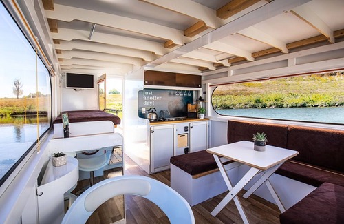 Ophoven Boat Rental | Compact Houseboat sailing and stationary for rent. No boating license required