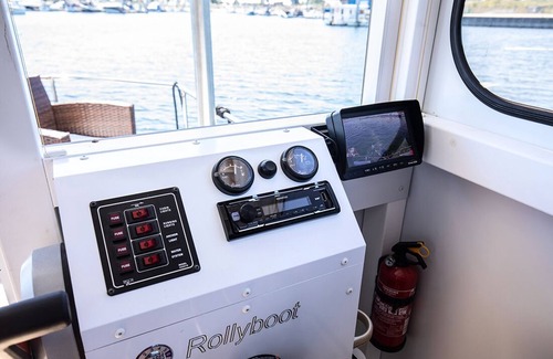 Ophoven Boat Rental | Compact Houseboat sailing and stationary for rent. No boating license required