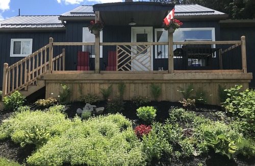 Katrine Cottage | Compass Lakeview Cottage with Doe Lake scenery