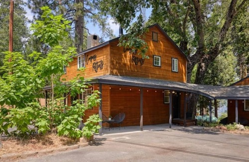 Sierra Village Cabin | Compass NORTH! A Boho Bungalow Fast Wi-Fi A/C