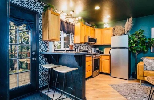 Sierra Village House | Compass SOUTH! A Boho Bungalow Fast Wi-Fi A/C