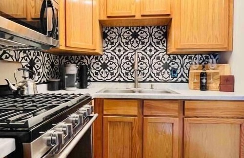 Sierra Village House | Compass WEST! A Boho Bungalow Fast Wi-Fi A/C