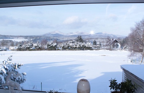 Himberg Hotel | compl. Holiday house in quiet location with balcony, garden and distant view