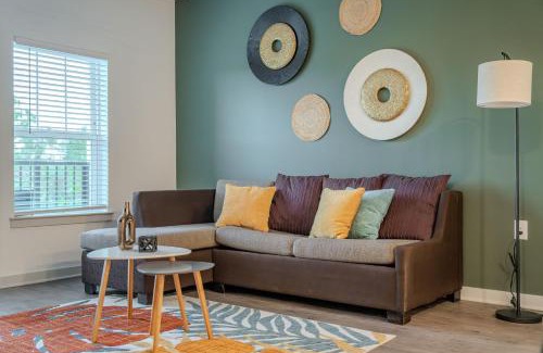 Bay Lake Apartment | Complete Apartment ,10 Min to Parks Pets Allowed, Resort-Style Amenities