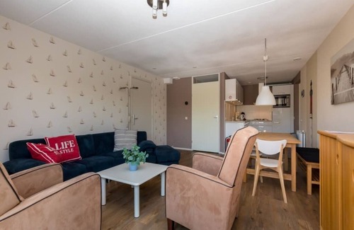 Oude-Tonge House | Complete, popular island house with steam shower. There is a lockable fence between the garden and t