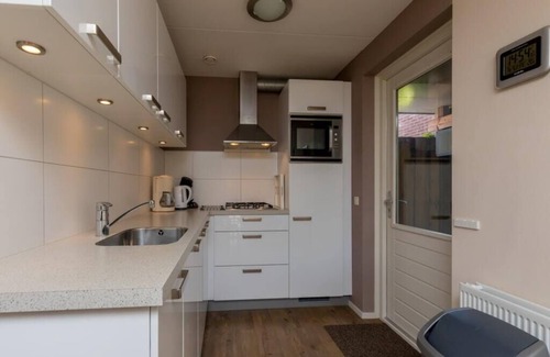 Oude-Tonge House | Complete, popular island house with steam shower. There is a lockable fence between the garden and t