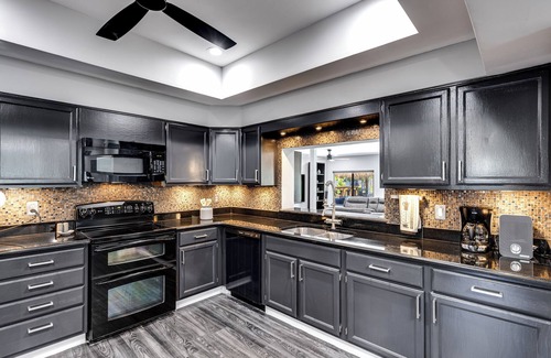 Plantation House | Complete Tropical Staycation,Heated Pool, Pool Table, 5 bedrooms, 9 beds, 4 bath