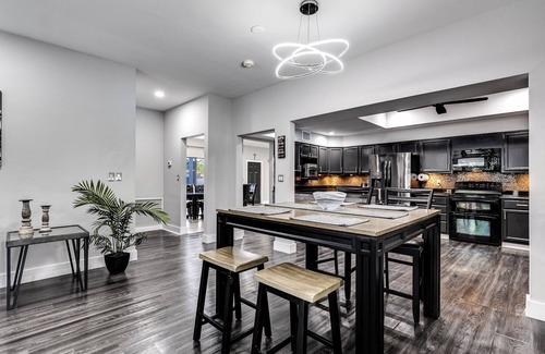 Plantation House | Complete Tropical Staycation,Heated Pool, Pool Table, 5 bedrooms, 9 beds, 4 bath