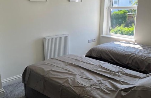 Epsom House | Completely refurbished home parking/close to shops