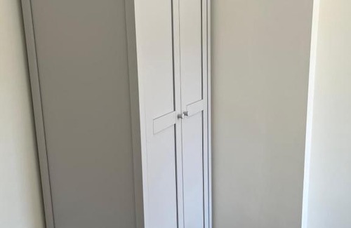 Epsom House | Completely refurbished home parking/close to shops