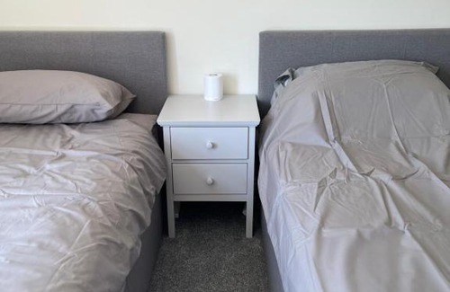 Epsom House | Completely refurbished home parking/close to shops