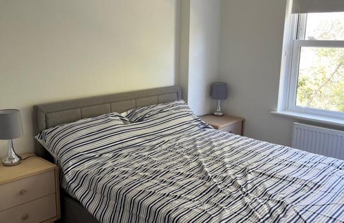 Epsom House | Completely refurbished home parking/close to shops