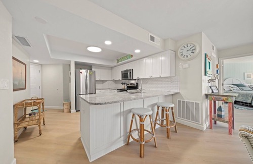 Sanibel Condo | Completely renovated one bedroom on the beach, 65' Samsung TV tennis, pool.