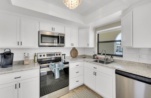 Iona Condo | Completely Renovated 2 bed, 5 Star Condo. Pool and Tennis Close to the Beach