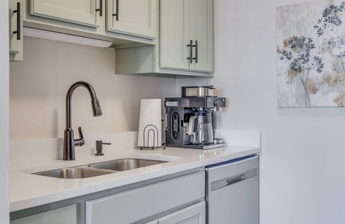 North Capitol Condo | Completely Renovated Luxe 1 bedroom condo, walking distance to downtown!
