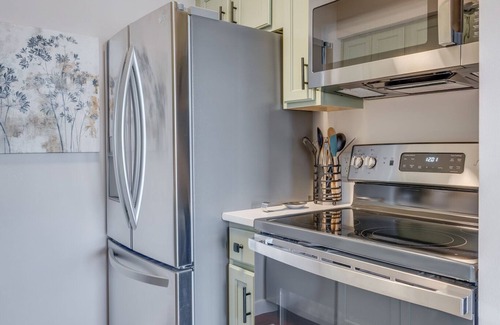 North Capitol Condo | Completely Renovated Luxe 1 bedroom condo, walking distance to downtown!