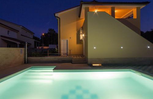 Banjole Villa | Complex of 2 villas Olivia-Mar, 2 private pools, up to 20 persons only 200m from the beach