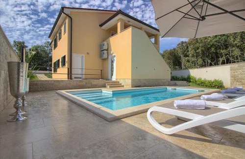 Banjole Villa | Complex of 2 villas Olivia-Mar, 2 private pools, up to 20 persons only 200m from the beach