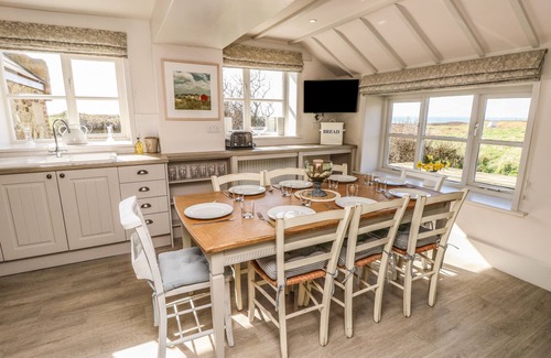 Newport Cottage | COMPTON GRANGE, pet friendly, character holiday cottage in Freshwater