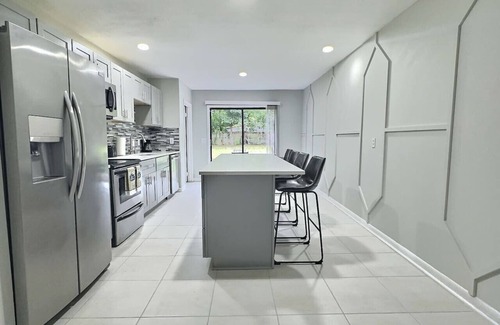Hyde Park House | Conant Gray: Sleeps4! 2Bd/1Bth Peaceful Living!