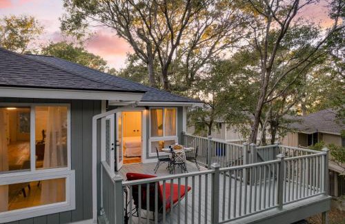 Twin Oaks House | Conch Cottage by AvantStay Walk to Beach Deck Fireplace Outdoor Dining