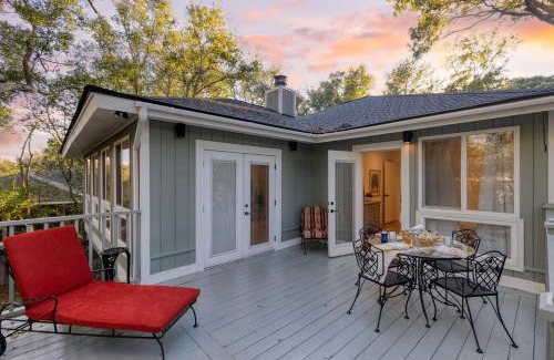 Twin Oaks House | Conch Cottage by AvantStay Walk to Beach Deck Fireplace Outdoor Dining