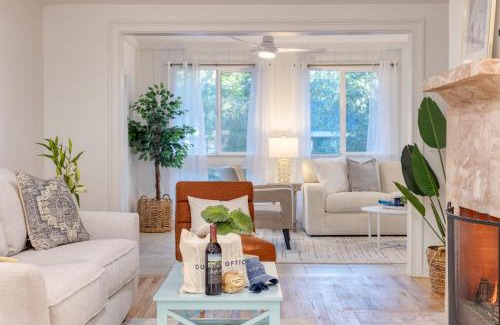 Twin Oaks House | Conch Cottage by AvantStay Walk to Beach Deck Fireplace Outdoor Dining
