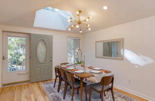 Twin Oaks House | Conch Cottage by AvantStay Walk to Beach Deck Fireplace Outdoor Dining