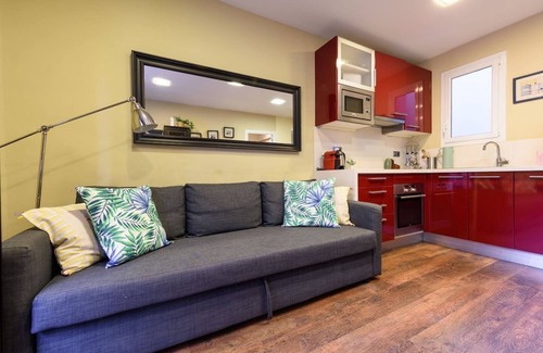 El Poble-sec Apartment | Concordia - Ramblas Rentals Cozy & Renovated 2BR - Balcony+Lift 20m Ramblas
