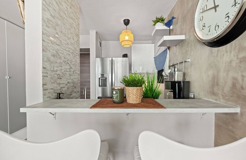 Santurce Apartment | Condado Oceanview Lagoon,/Electrical Backup System/1 minute Beach/Lagoon/
