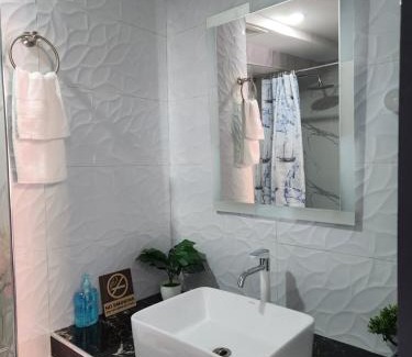 Mactan Export Processing Zone Apartment | Condo Azur Suites B207 near Airport, Netflix, Stylish, Cozy with swimming pool