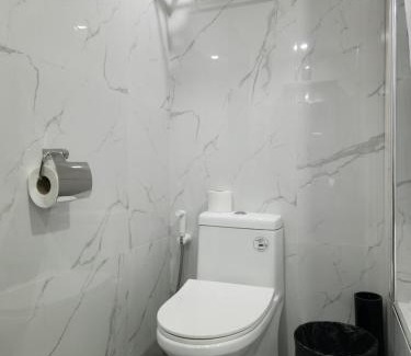 Mactan Export Processing Zone Apartment | Condo Azur Suites B316 near Airport, Netflix, Stylish, Cozy with swimming pool