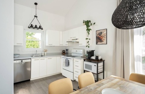 Magog Apartment | Condo between lake and mountain, Condo de la plage des Cantons